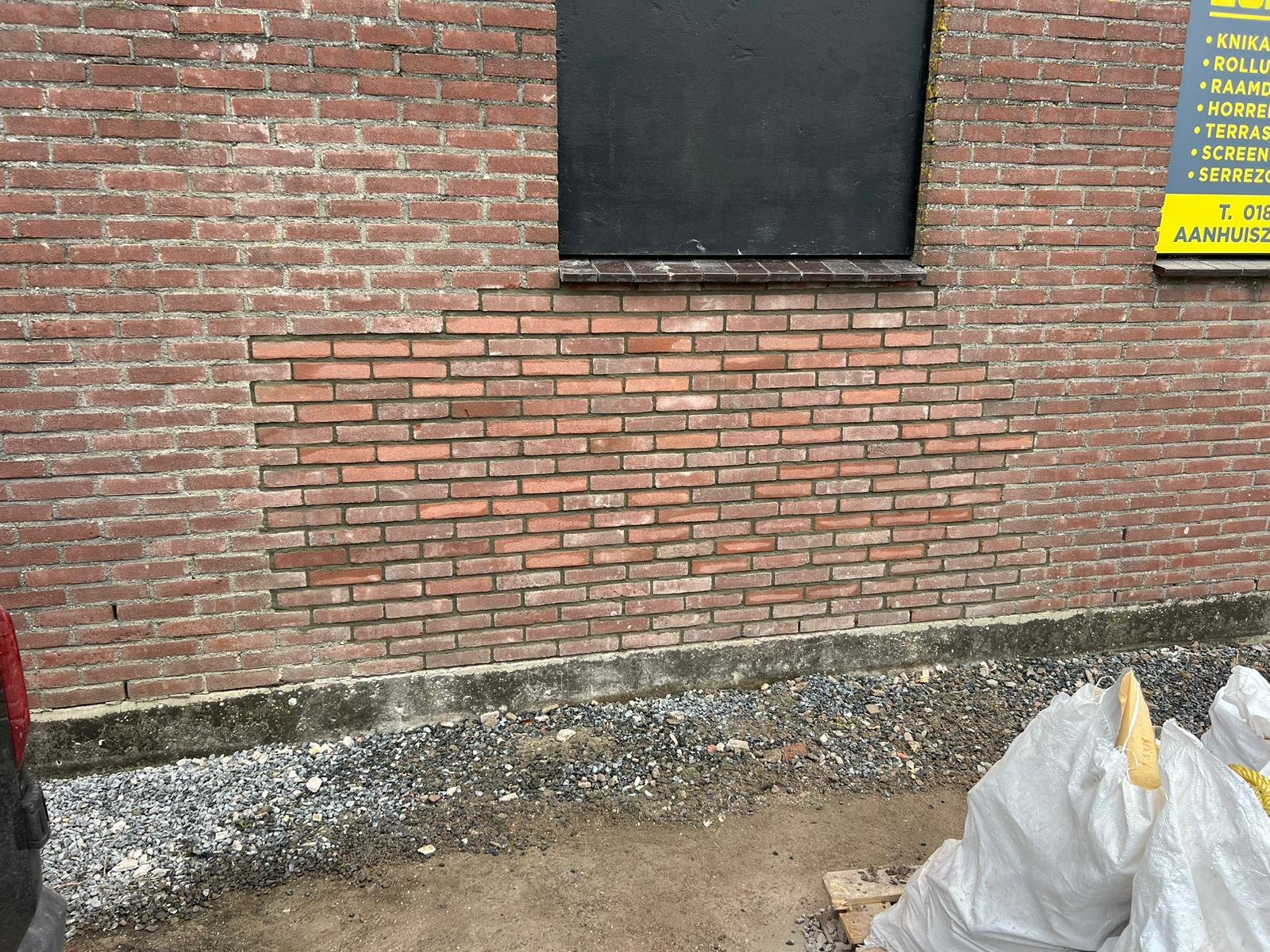 Muur restoratie met nieuwe bakstenen