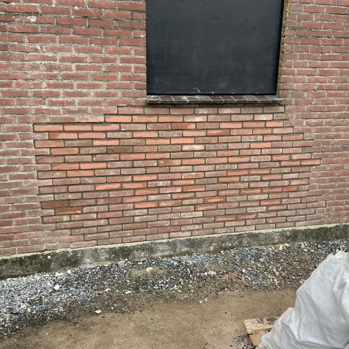 Muur gerestoreerd met nieuwe bakstenen