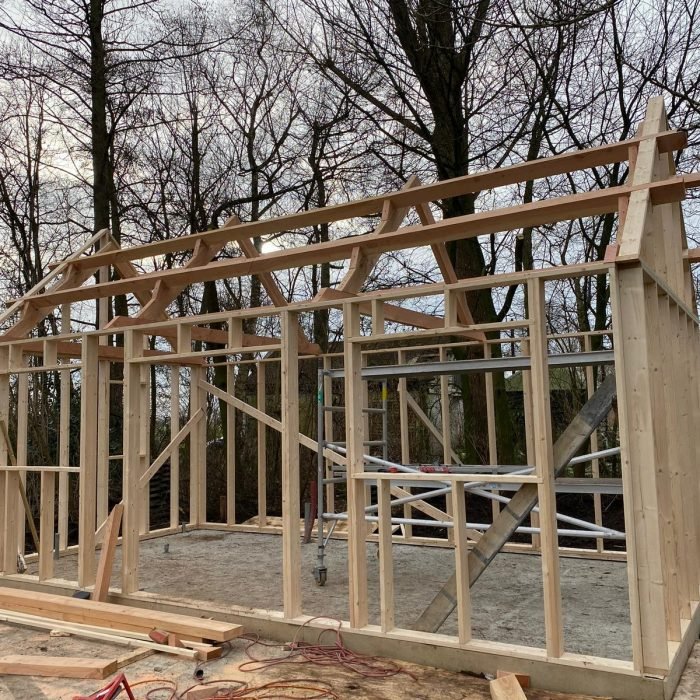 Bezig met een tuinhuis